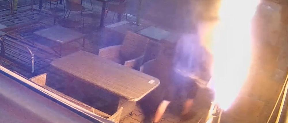 Die Polizei sucht mehrere Brandstifter.