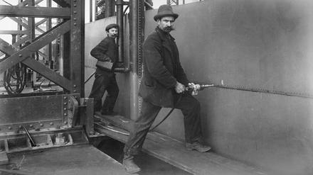 Arbeiter beim Bau des Gaswerkes in Berlin Marienfelde im Jahr 1900 oder 1901.