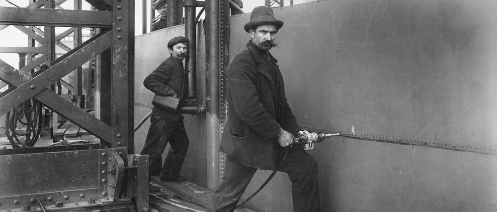 Arbeiter beim Bau des Gaswerkes in Berlin Marienfelde im Jahr 1900 oder 1901.