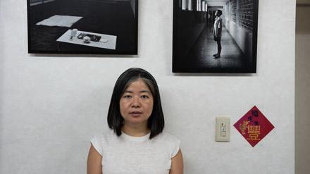 Lin Hsin-yi, Aktivistin von der NGO Taiwan Alliance to End the Death Penalty, steht vor Fotos aus einem Todestrakt.