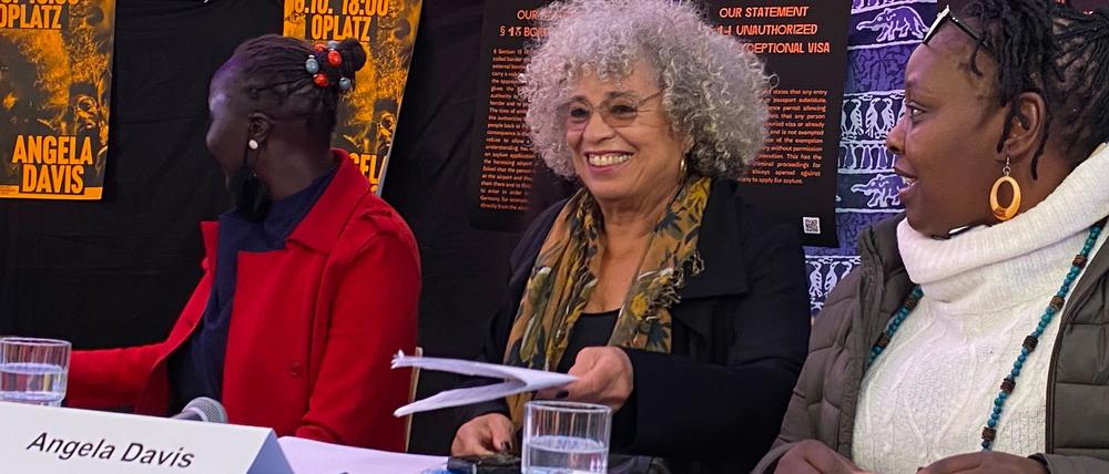 „Ich kann mir nichts Besseres vorstellen, als hier zu sein“, sagte Angela Davis bei der Pressekonferenz zu „10 Jahren O-Platz“.