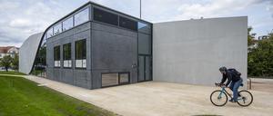 Außenansicht des neu gebauten Carbonbeton-Hauses, einer mit umweltverträglichen Materialien errichteten Entwicklung der Technischen Universität Dresden.