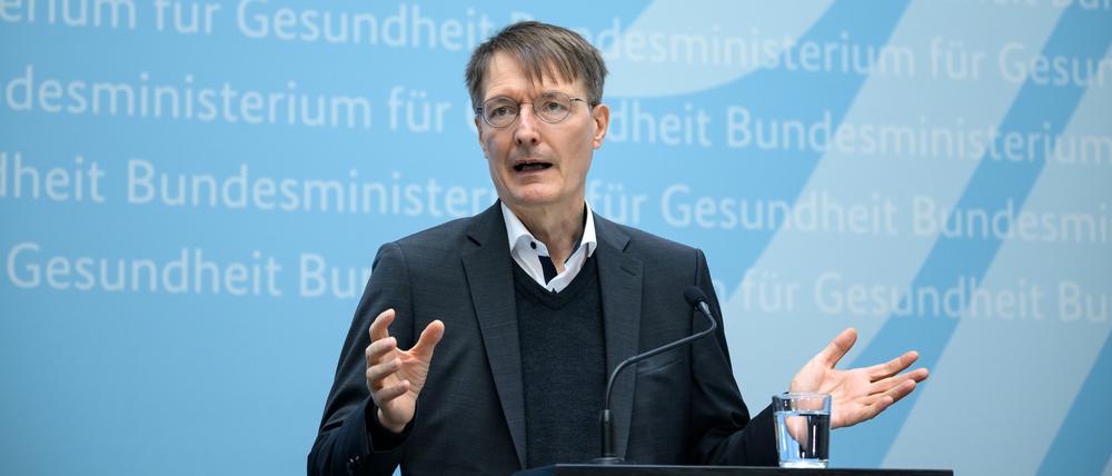 Karl Lauterbach (SPD), Bundesminister für Gesundheit, äußert sich bei einer Pressekonferenz im Bundesgesundheitsministerium zu Corona-Schutzmaßnahmen in Pflegeeinrichtungen.