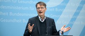 Karl Lauterbach (SPD), Bundesminister für Gesundheit, äußert sich bei einer Pressekonferenz im Bundesgesundheitsministerium zu Corona-Schutzmaßnahmen in Pflegeeinrichtungen.