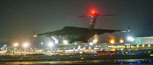 Eine Maschine der US-Airforce ist auf dem Rhein-Main-Airport gelandet und hatte möglicherweise Anhängerinnen der Terrormiliz „Islamischer Staat“ (IS) und ihre Kinder an Bord.