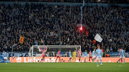 Das Spiel war über 20 Minuten unterbrochen, nachdem Feuerwerkskörper auf den Platz geflogen sind.