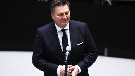 Berlins Stadtentwicklungssenator Andreas Geisel (SPD) nach seiner Vereidigung im Dezember 2021 im Abgeordnetenhaus. Knapp neuneinhalb Monate später übersteht er im Parlament zwei Anträge auf Missbilligung beziehungsweise Entlassung im Zusammenhang mit den Wahlpannen.