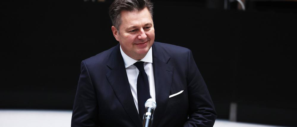 Berlins Stadtentwicklungssenator Andreas Geisel (SPD) nach seiner Vereidigung im Dezember 2021 im Abgeordnetenhaus. Knapp neuneinhalb Monate später übersteht er im Parlament zwei Anträge auf Missbilligung beziehungsweise Entlassung im Zusammenhang mit den Wahlpannen.