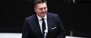 Berlins Stadtentwicklungssenator Andreas Geisel (SPD) nach seiner Vereidigung im Dezember 2021 im Abgeordnetenhaus. Knapp neuneinhalb Monate später übersteht er im Parlament zwei Anträge auf Missbilligung beziehungsweise Entlassung im Zusammenhang mit den Wahlpannen.