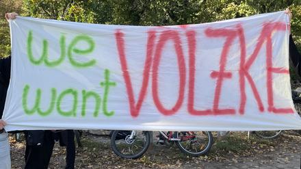 Die Schulfarm steht hinter ihrem Leiter und zeigte das bei der Demonstration am Donnerstag.