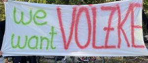 Die Schulfarm steht hinter ihrem Leiter und zeigte das bei der Demonstration am Donnerstag.