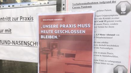 05.10.2022, Baden-Württemberg, Eßlingen: An der Tür einer Arztpraxis hängt anlässlich des Ärztestreiks ein Schild mit der Aufschrift ·Unsere Praxis muss heute geschlossen bleiben·. Foto: David Hutzler/dpa +++ dpa-Bildfunk +++