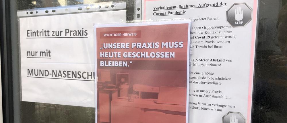 05.10.2022, Baden-Württemberg, Eßlingen: An der Tür einer Arztpraxis hängt anlässlich des Ärztestreiks ein Schild mit der Aufschrift ·Unsere Praxis muss heute geschlossen bleiben·. Foto: David Hutzler/dpa +++ dpa-Bildfunk +++