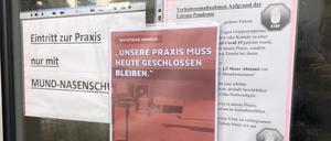 05.10.2022, Baden-Württemberg, Eßlingen: An der Tür einer Arztpraxis hängt anlässlich des Ärztestreiks ein Schild mit der Aufschrift ·Unsere Praxis muss heute geschlossen bleiben·. Foto: David Hutzler/dpa +++ dpa-Bildfunk +++