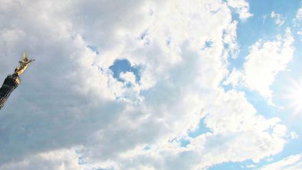 Unter einem Sonne-Wolken-Mix strahlt Victoria, die von den Berlinern genannte "Goldelse", am Donnerstag (16.08.2007) auf der Siegessäule in Berlin golden. Am kommenden Wochenende ziehen laut Meteorologen zwar einige Wolkenfelder vorüber, mit Regen ist aber nur selten zu rechnen. Trotz Sonnenschein sollen die Temperaturen erst am Sonntag auf sommerliche Werte steigen. Foto: Rainer Jensen dpa/lbn +++(c) dpa - Bildfunk+++