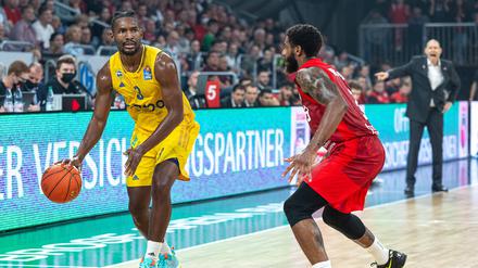 Alba-Spieler Jaleen Smith (li.) sieht in dem engen Zeitplan auch einen Vorteil.