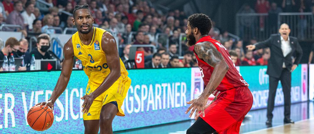 Alba-Spieler Jaleen Smith (li.) sieht in dem engen Zeitplan auch einen Vorteil.