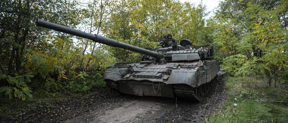 Ukrainische Soldaten fahren einen T-80-Panzer, den sie nach eigenen Angaben von der russischen Armee erbeutet haben.