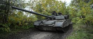 Ukrainische Soldaten fahren einen T-80-Panzer, den sie nach eigenen Angaben von der russischen Armee erbeutet haben.