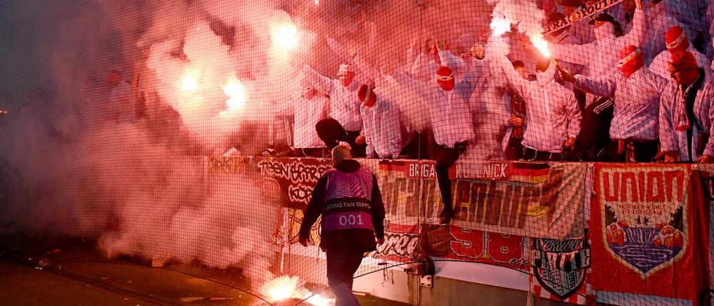 Die Ultras von Union brannten auch nach Abpfiff noch Feuerwerk ab.