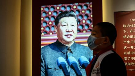 Xi-Idolatrie zu Lebzeiten. Ausstellung zur Geschichte der KPC im Roten Gebäude der Peking-Universität. 