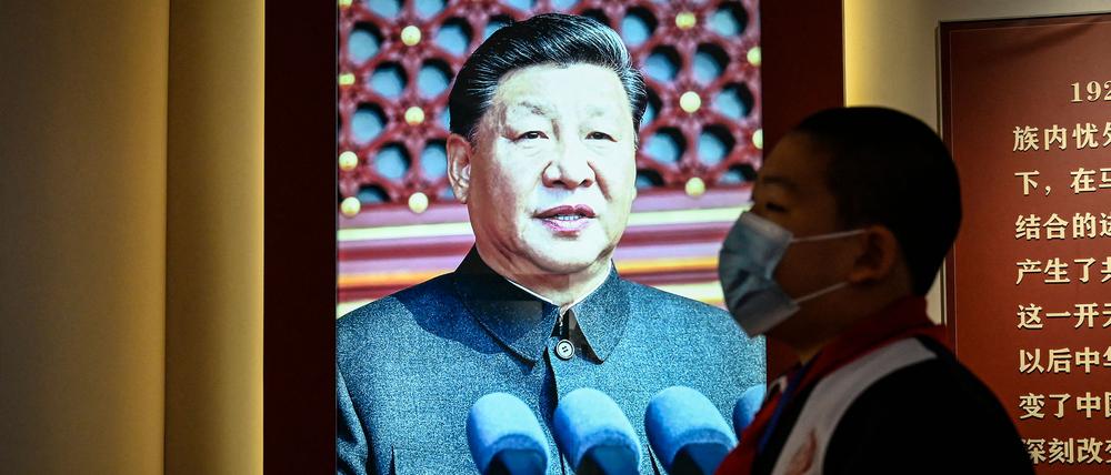 Xi-Idolatrie zu Lebzeiten. Ausstellung zur Geschichte der KPC im Roten Gebäude der Peking-Universität. 