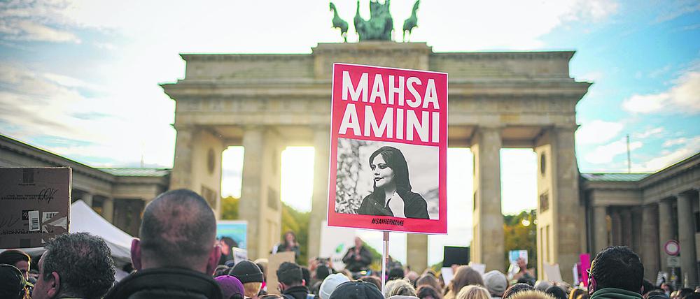 Teilnehmer nehmen an einer Kundgebung für Demokratie und Freiheit im Iran.