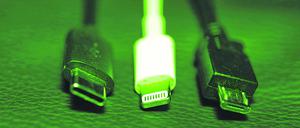 Derzeit sind vor Allem drei Varianten üblich: USB-C, Apple Lightning und Micro-USB Kabel.
