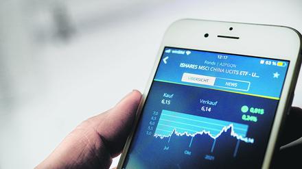 Bei Onlinebrokern sind Aktien und ETFs schon ab kleinen Summen zu haben.