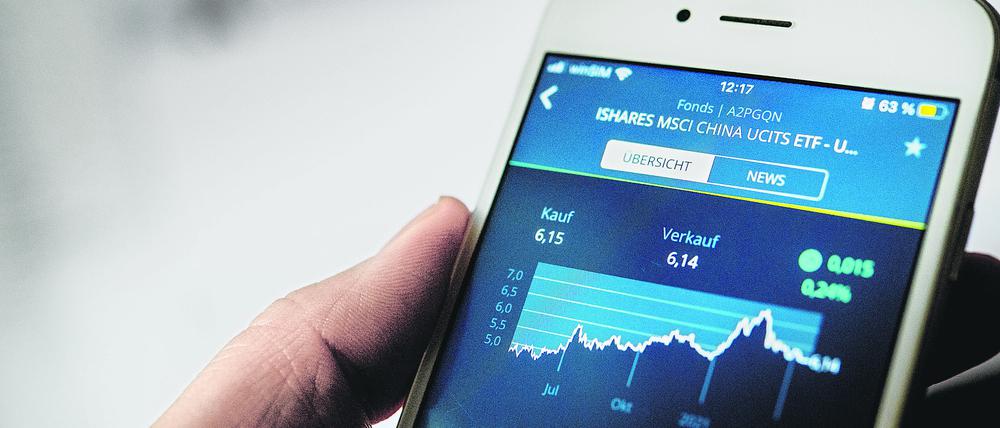 Bei Onlinebrokern sind Aktien und ETFs schon ab kleinen Summen zu haben.