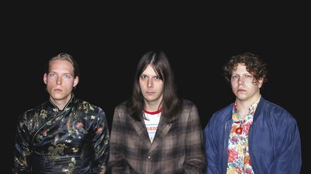 Kevin Kuhn (Schlagzeug), Julian Knoth (Bass und Gesang) und Max Rieger (Gitarre und Gesang) sind Die Nerven. 