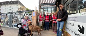 Vor nicht vorhandener Tür: Eileen Moritz, die Beauftragte für die Belange von Behinderten, Mitglieder des Behinderten-Beirats und Anwohner Marcel Bäck vor dem Aufzugsschacht am S-Bahnhof Botanischer Garten.