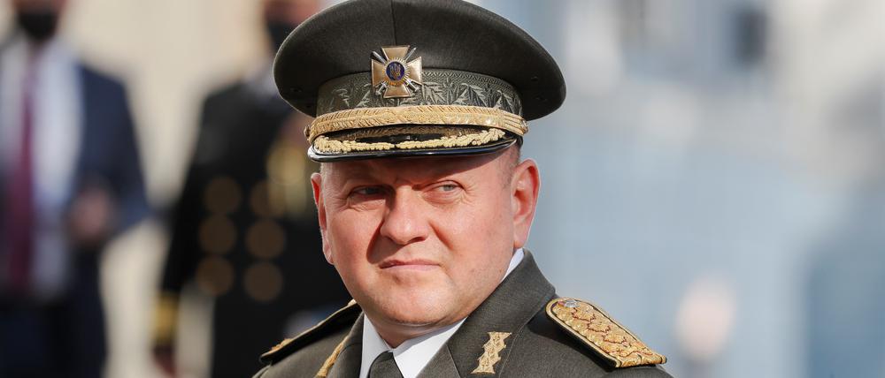 Walerij Saluschnyj trat 1997 in den Militärdienst ein und setzte zugleich sein Studium an der Militärakademie fort.