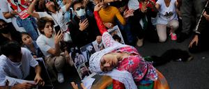 An Iranian woman living in Turkey dances during a protest following the death of Mahsa Amini, near the Iranian consulate in Istanbul, Turkey October 4, 2022. REUTERS/Dilara Senkaya