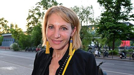 Menschenrechtsaktivistin und Kunstfreundin. Kimberly Emerson im Mai bei einer Vernissage. Nebenbei schrieb sie an ihrem Buch.