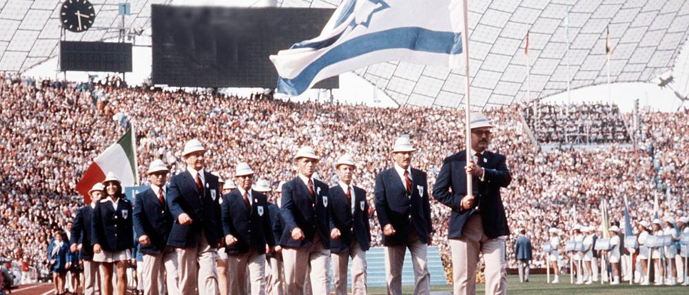 Zum Start der Olympischen Spiele 1972 in München zog die israelische Mannschaft noch sorglos ins Stadion. Danach kam es zum blutigen Attentat.
