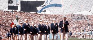 Zum Start der Olympischen Spiele 1972 in München zog die israelische Mannschaft noch sorglos ins Stadion. Danach kam es zum blutigen Attentat. 