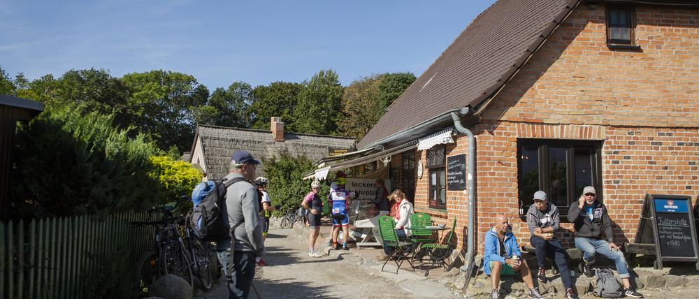 Nicht von hier: Touristen sprechen auf einem Bauernhof auf Rügen vor.