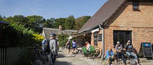 Nicht von hier: Touristen sprechen auf einem Bauernhof auf Rügen vor.