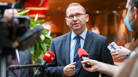 02.11.2021, Brandenburg, Potsdam: Frank Werneke, Verdi-Vorsitzender, äußert sich in einem Hotel vor Journalisten am Rande der Tarifverhandlungen für den öffentlichen Dienst der Länder. Verdi führt die Tarifverhandlungen gemeinsam mit anderen Gewerkschaften und dem Beamtenbund in einer Verhandlungsgemeinschaft. Die Verhandlungen betreffen rund 1,1 Millionen Tarifbeschäftigte. (Zu dpa «Gewerkschaften weiten Warnstreiks im öffentlichen Dienst aus») Foto: Jens Kalaene/dpa-Zentralbild/dpa +++ dpa-Bildfunk +++