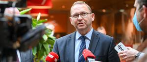 02.11.2021, Brandenburg, Potsdam: Frank Werneke, Verdi-Vorsitzender, äußert sich in einem Hotel vor Journalisten am Rande der Tarifverhandlungen für den öffentlichen Dienst der Länder. Verdi führt die Tarifverhandlungen gemeinsam mit anderen Gewerkschaften und dem Beamtenbund in einer Verhandlungsgemeinschaft. Die Verhandlungen betreffen rund 1,1 Millionen Tarifbeschäftigte. (Zu dpa «Gewerkschaften weiten Warnstreiks im öffentlichen Dienst aus») Foto: Jens Kalaene/dpa-Zentralbild/dpa +++ dpa-Bildfunk +++