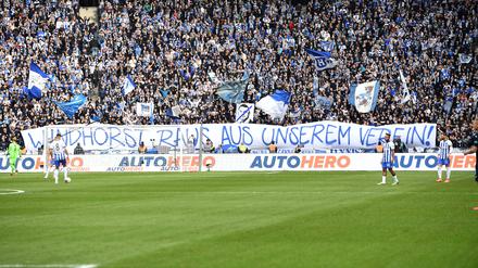 Fußballspielen vor aufgeregter Kulisse. Bei Hertha BSC geht es gerade nicht nur um den Sport.