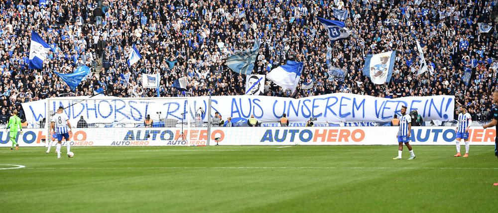 Fußballspielen vor aufgeregter Kulisse. Bei Hertha BSC geht es gerade nicht nur um den Sport.