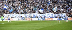Fußballspielen vor aufgeregter Kulisse. Bei Hertha BSC geht es gerade nicht nur um den Sport.