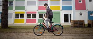 Fahrradwerkstatt Flüchtlingsunterkunft Die ASB Nothilfe Berlin GmbH eröffnet auf dem Gelände der ASB-Gemeinschaftsunterkunft Zehlendorf (Hohentwielsteig 27-29) einen Fahrradwerkstattcontainer für die Bewohner der Unterkunft. Abulfasil Morodi (13) teste das Fahrrad, dass er mit seinem Vater Ahmadshah Morodi (35) repariert hat. Local Caption