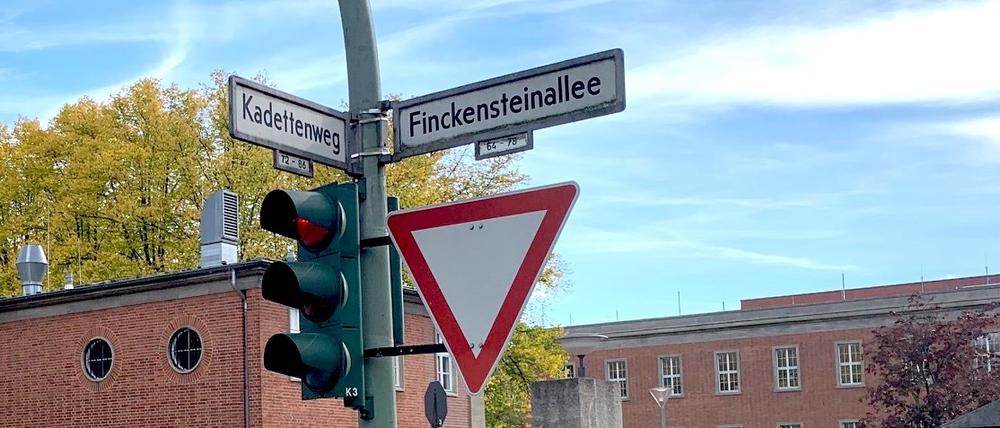 Bis 1935 hieß die Straße, die zur ehemaligen Preußischen Kadettenanstalt führt, heute sitzt dort das Bundesarchiv, Sternstraße.