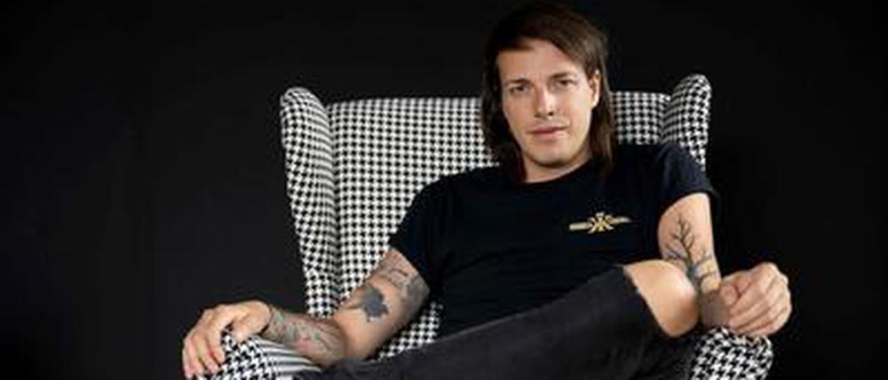 Dominik Wlazny ist in Österreich bekannt als Marco Pogo, Sänger der Punkband Turbobier. Im Wahlkampf setzt der Chef der Bierpartei jetzt mehr auf nüchterne Analysen. 