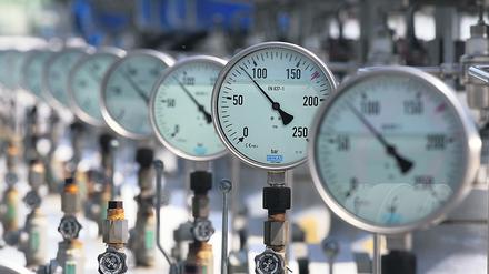 Gasleitungen mit Absperrventilen und Druckanzeigern führen in einen Erdgasspeicher.