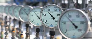Gasleitungen mit Absperrventilen und Druckanzeigern führen in einen Erdgasspeicher.