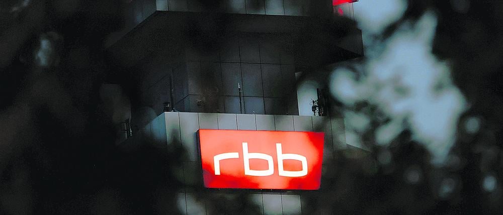 Das beleuchtete Logo des Senders Rundfunk Berlin-Brandenburg (RBB) ist an der Fassade am Sitz des Senders zu sehen.